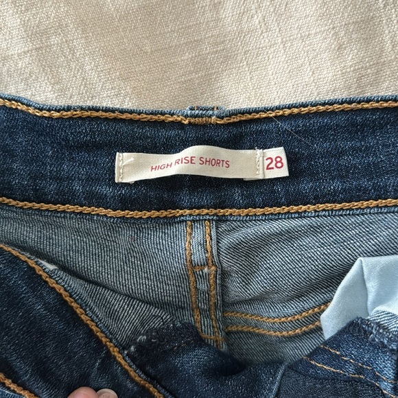 LEVI’S HIGH RISE SHORTS - Picture 3 of 3